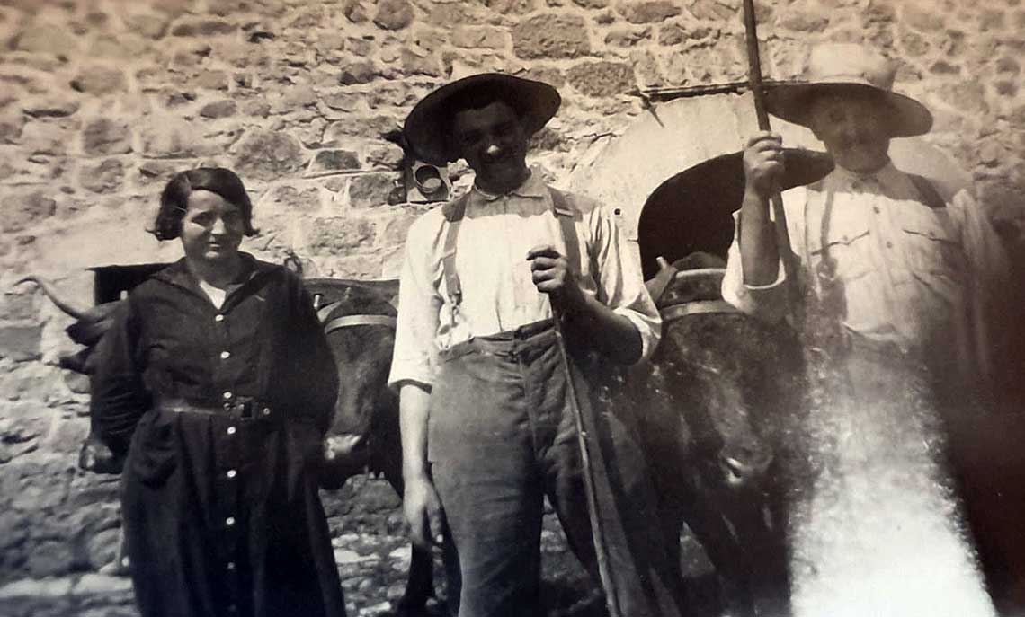 Hypolite au centre et la joie de vivre avec les voisins de la ferme de Jaulhac